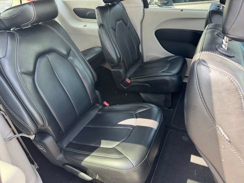 Used 2023 Chrysler Pacifica Touring-L FWD image 4