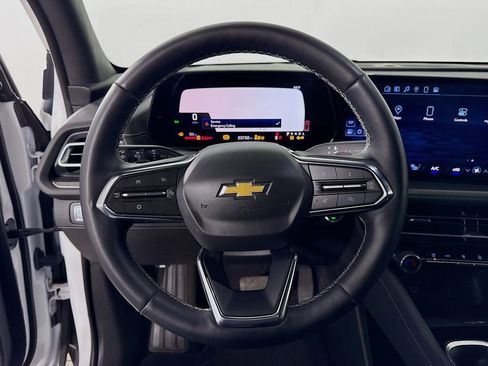 Used 2025 Chevrolet Traverse LT image 12