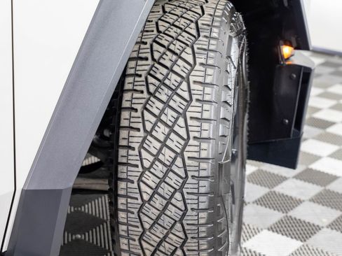 Used 2024 Tesla Cybertruck AWD Crew Cab image 38