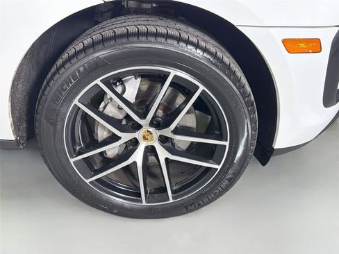 Certified 2024 Porsche Macan AWD/4WD image 14