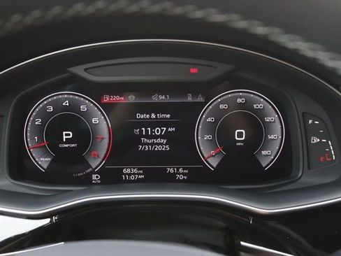 Used 2024 Audi Q8 Premium image 31