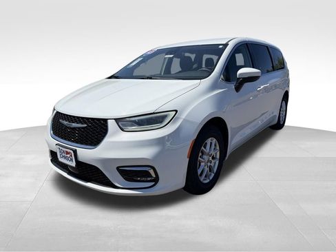 Used 2023 Chrysler Pacifica Touring-L FWD image 34