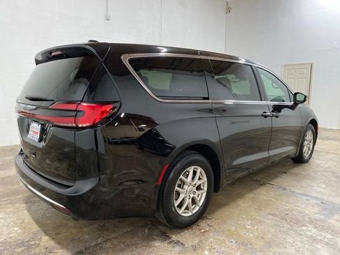 Used 2025 Chrysler Pacifica Select FWD image 5