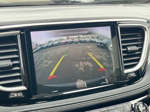 Used 2025 Chrysler Pacifica Limited image 17