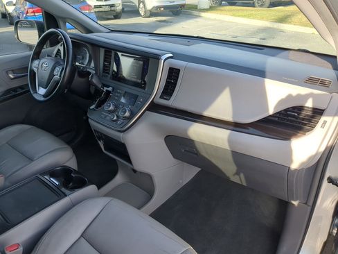 Used 2016 Toyota Sienna XLE image 21