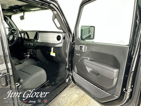 New 2025 Jeep Gladiator Sport image 17