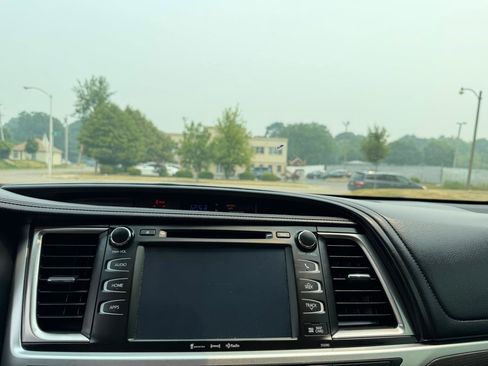 Used 2019 Toyota Highlander SE w/ Protection Package #3 AWD/4WD image 13