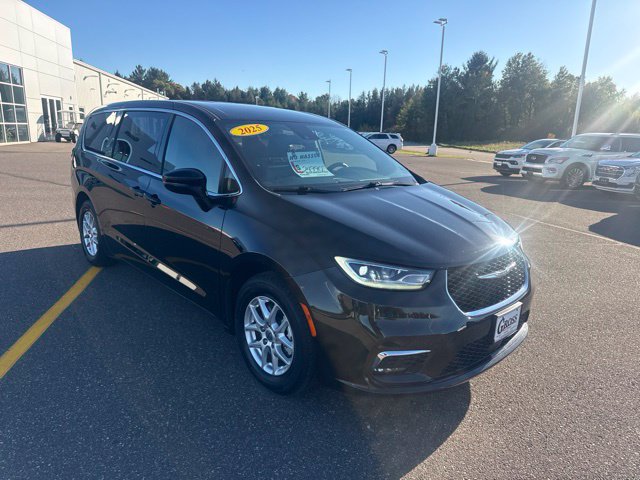 Used 2025 Chrysler Pacifica Select FWD image 1