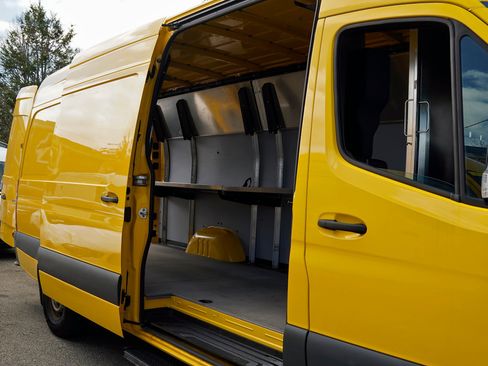 Used 2021 Mercedes-Benz Sprinter 2500 image 11