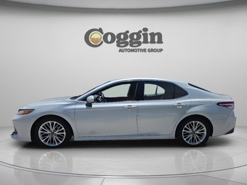 Used 2018 Toyota Camry XLE FWD image 2