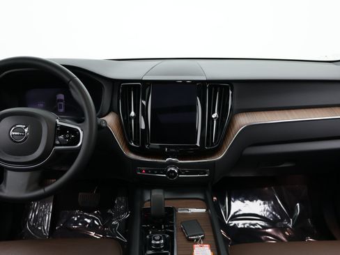 Used 2024 Volvo XC60 B5 Plus AWD/4WD image 27