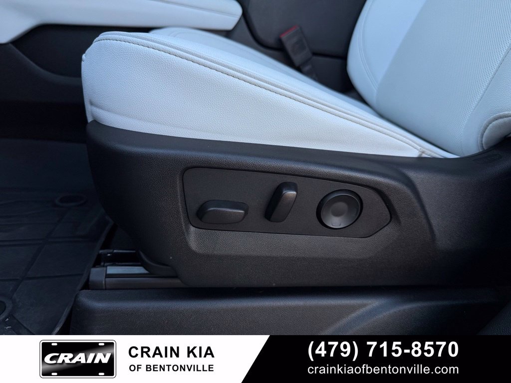 Used 2025 Chevrolet Suburban Premier AWD/4WD image 11