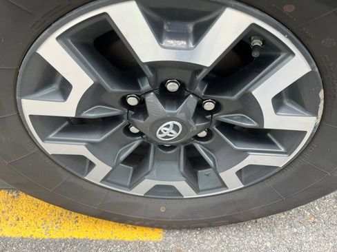 Used 2018 Toyota Tacoma TRD Off-Road AWD/4WD image 5