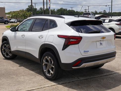 Used 2025 Chevrolet Trax LT w/ LT Convenience Package FWD image 2