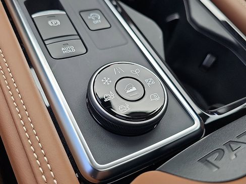 New 2026 Nissan Pathfinder Platinum AWD/4WD image 16