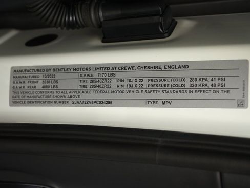 Used 2023 Bentley Bentayga Plug-In Hybrid image 35