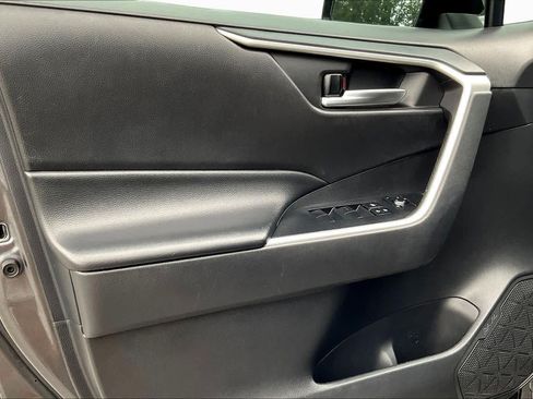 Used 2021 Toyota RAV4 XLE FWD image 20