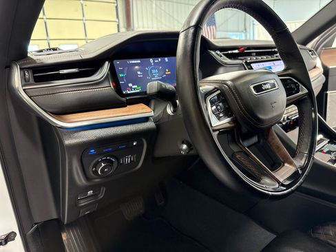 Used 2023 Jeep Grand Cherokee Summit w/ Luxury Tech Group V AWD/4WD image 9
