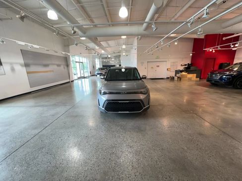 Used 2025 Kia Soul LX w/ LX Technology Package FWD image 15