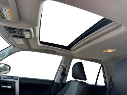 Used 2019 Toyota 4Runner SR5 Premium image 4