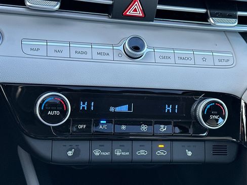 Used 2025 Hyundai Elantra Limited image 19