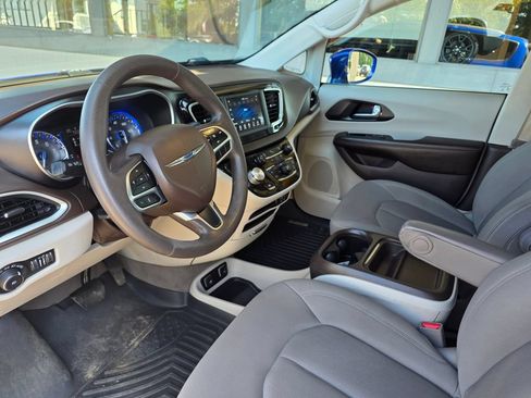 Used 2020 Chrysler Pacifica Touring FWD image 11
