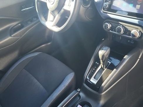 Used 2023 Nissan Versa SV image 4