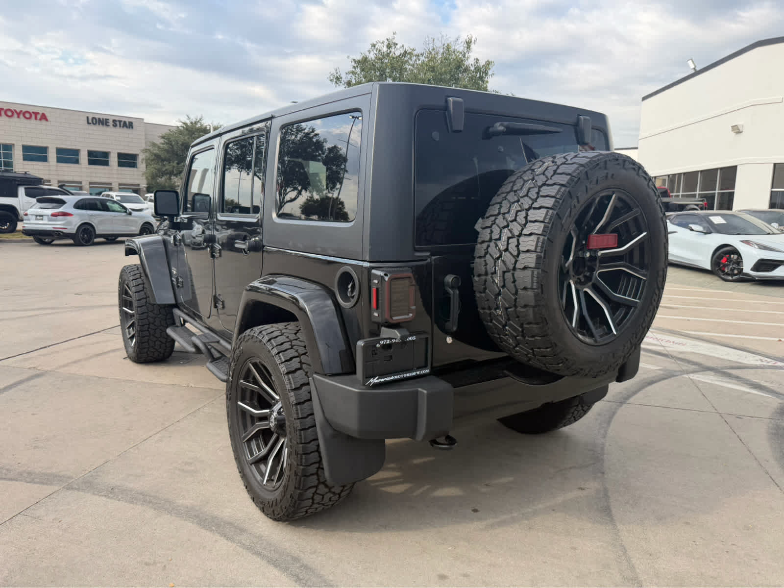 Used 2018 Jeep Wrangler Unlimited Sahara AWD/4WD image 2
