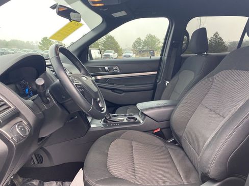 Used 2019 Ford Explorer XLT image 11