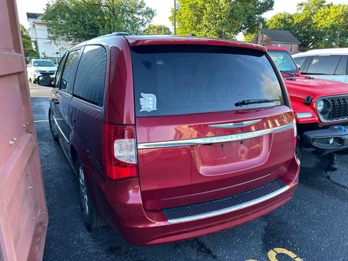 Used 2014 Chrysler Town & Country Touring FWD image 10