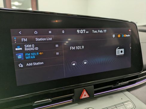 Used 2025 Hyundai Elantra Limited image 12