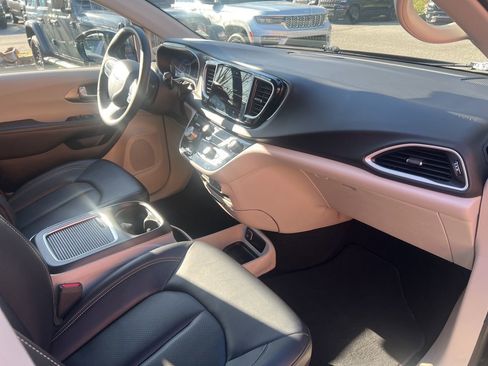 Used 2024 Chrysler Pacifica Touring-L image 24