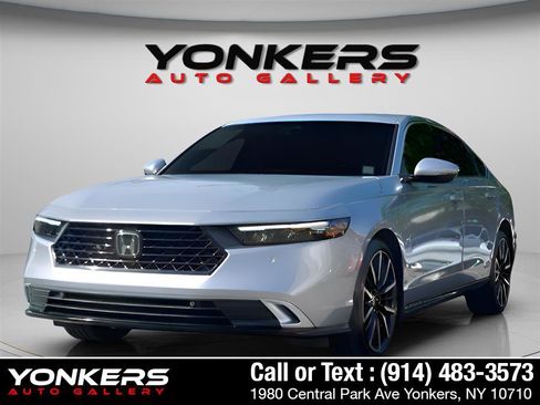 Used 2023 Honda Accord Touring image 2