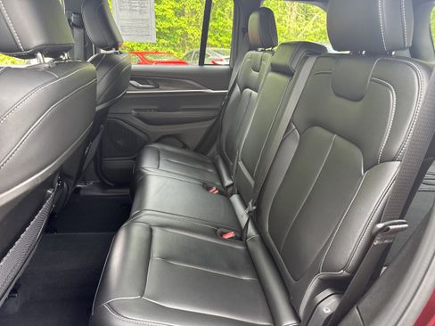 Used 2025 Jeep Grand Cherokee Limited w/ Black Appearance Package AWD/4WD image 9