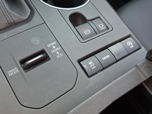 Used 2021 Toyota Highlander XLE image 28