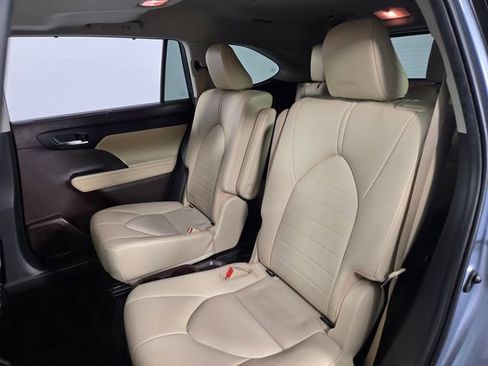 Used 2022 Toyota Highlander XLE image 16