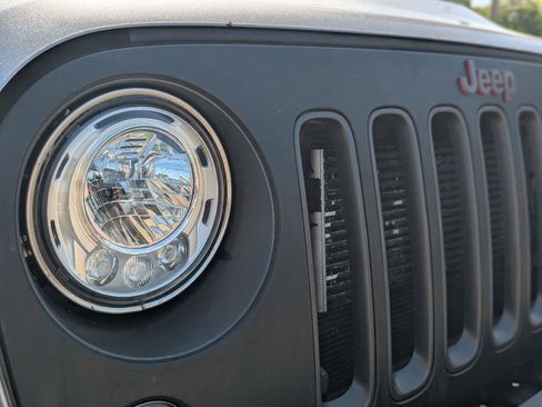Used 2018 Jeep Wrangler Unlimited Rubicon w/ Max Tow Package AWD/4WD image 35