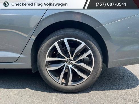 Used 2025 Volkswagen Jetta SE FWD image 5