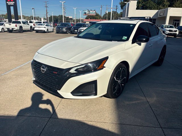 Used 2024 Nissan Altima 2.5 SR w/ SR Premium Package FWD image 3