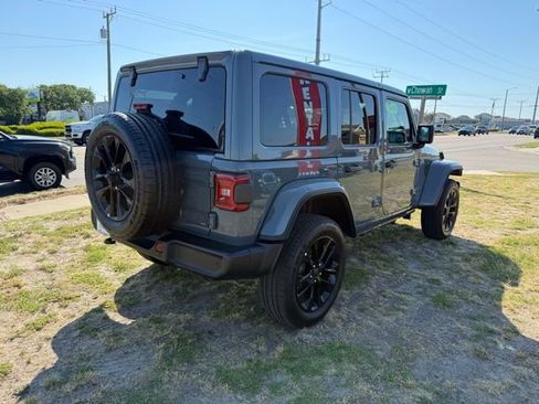 Used 2025 Jeep Wrangler Unlimited Sahara w/ Safety Group AWD/4WD image 7