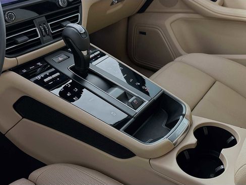 Certified 2024 Porsche Macan image 19