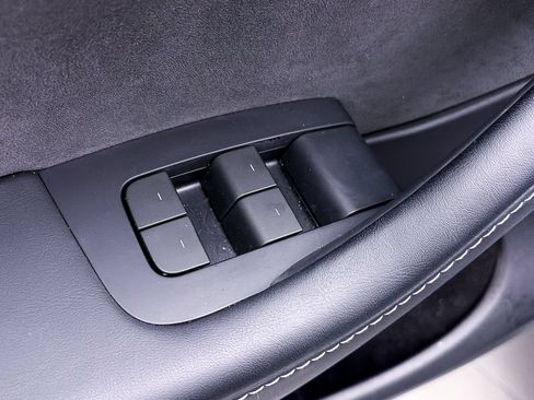 Used 2025 Tesla Model Y Long Range RWD image 17