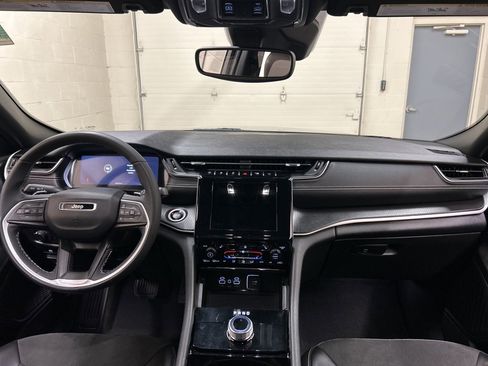 Used 2023 Jeep Grand Cherokee Altitude image 18