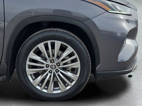 Used 2023 Toyota Highlander Platinum image 11