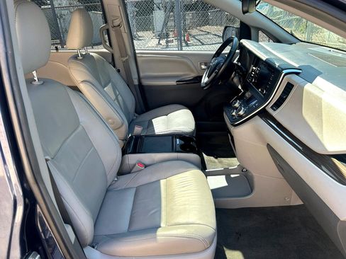 Used 2018 Toyota Sienna XLE image 16