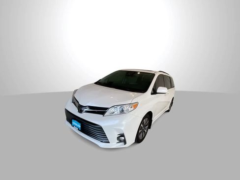 Used 2020 Toyota Sienna XLE w/ XLE Navigation Package AWD/4WD image 4