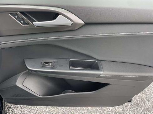 New 2026 Volkswagen Taos SE FWD image 11
