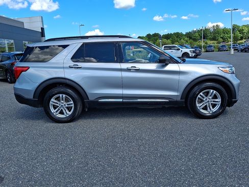 Used 2020 Ford Explorer XLT w/ Equipment Group 202A AWD/4WD image 8