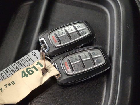 Used 2020 Chrysler Pacifica Touring-L FWD image 27