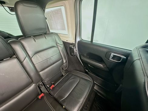 Used 2018 Jeep Wrangler Unlimited Sahara image 14